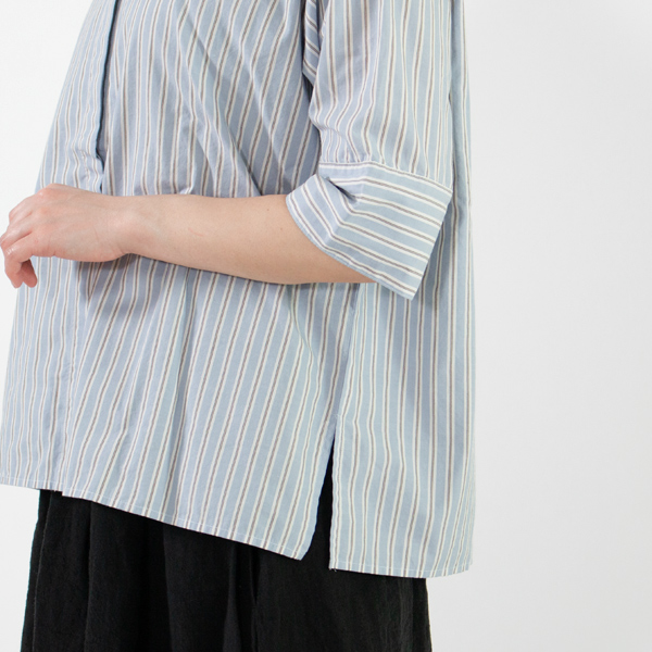 サイドにはスリットが入っています(SAX)