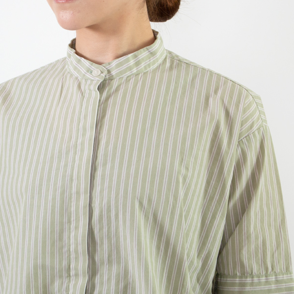 すっきりとした首元のバンドカラーシャツ(RIM)