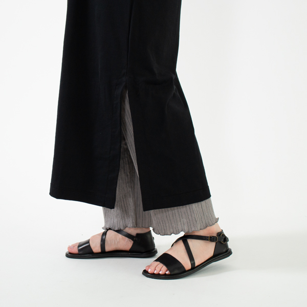 サイドには片側に深めのスリットが入っています(NERO VELATO・身長162cm)