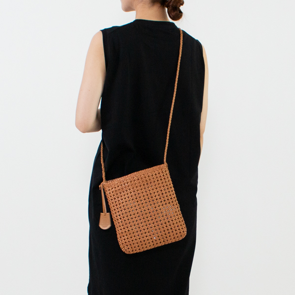 GOAT MESH ミニショルダーバッグ（CAMEL）