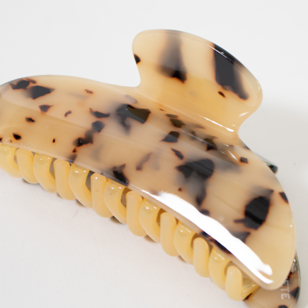色やデザインの出方は様々（Blonde Tortoise）