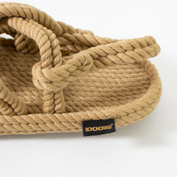 かかと部分のロープ位置を調整してフィットさせます(Beige)