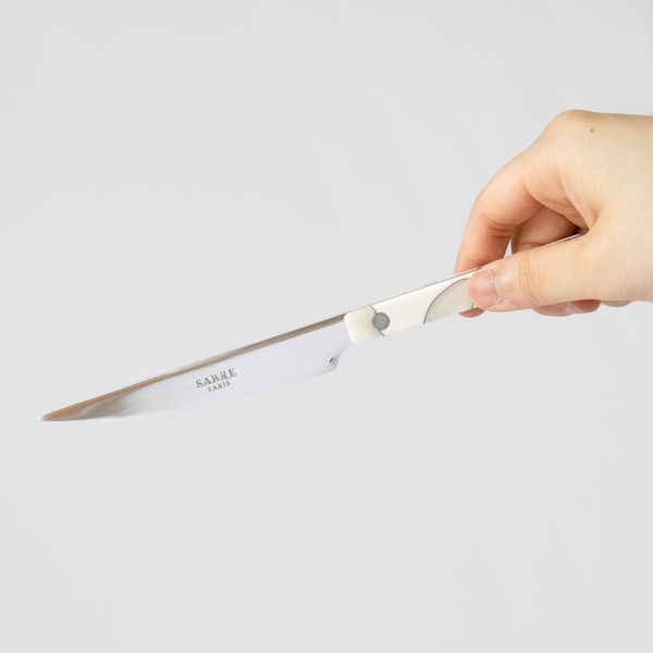 厚みのあるステーキも切りやすい鋭い刃のテーブルナイフ