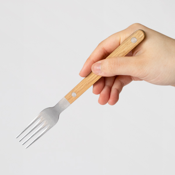 パスタもしっかり絡んで食べやすい4つ又のテーブルフォーク