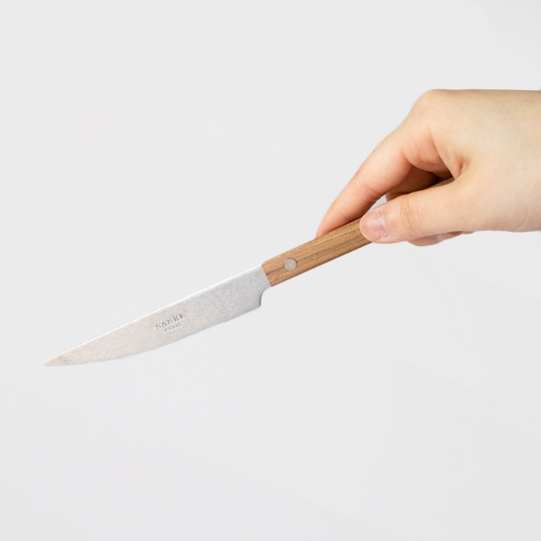 厚みのあるステーキも切りやすい鋭い刃のテーブルナイフ