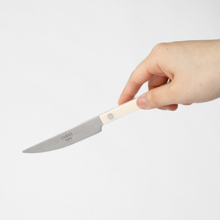 厚みのあるステーキも切りやすい鋭い刃のテーブルナイフ