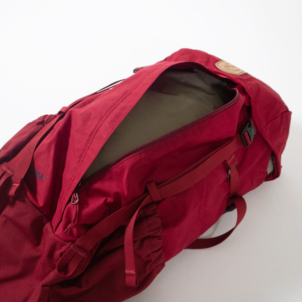 前面は縦に大きいポケット(Redwood) 前面は縦に大きいポケット(Redwood)