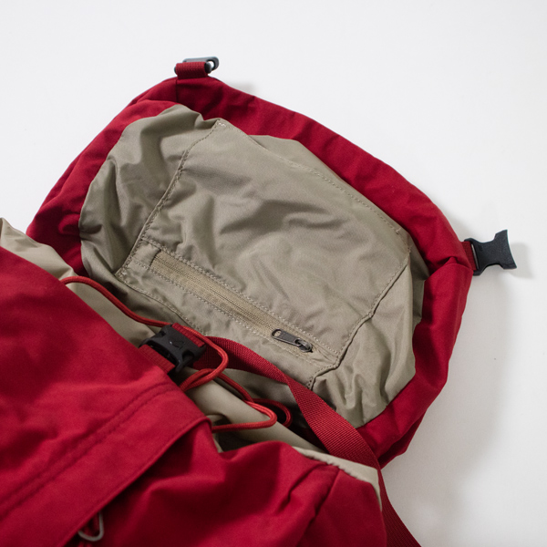 雨蓋の下側にもジップ付き収納(Redwood) 雨蓋の下側にもジップ付き収納(Redwood)