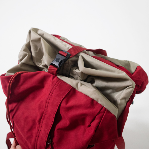 開口部にはバックルが付いて、荷物の量によってお調整可能(Redwood) 開口部にはバックルが付いて、荷物の量によってお調整可能(Redwood)