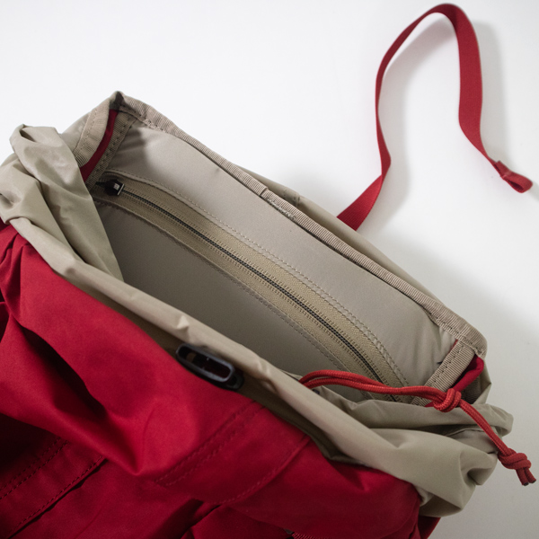 背面クッションが入っているジップ(ポケットではありません・Redwood) 背面クッションが入っているジップ(ポケットではありません・Redwood)