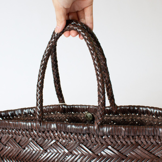 編み上げたハンドルは持ち心地も柔らかく 編み上げたハンドルは持ち心地も柔らかく