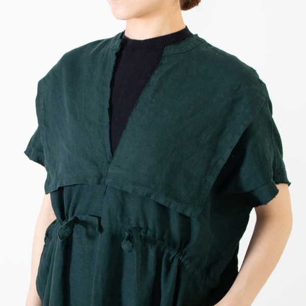 前身頃のパーツがシルエットに立体感を生み出しています(GREEN)