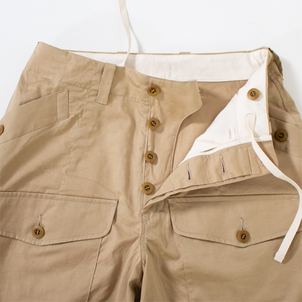 無骨な印象のボタンフライ(BEIGE)