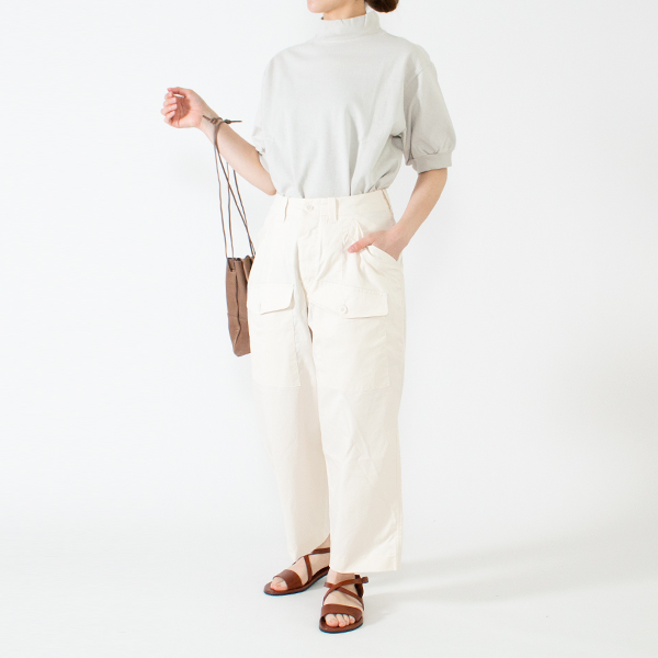 身体のラインを拾わないゆるっとしたシルエット(IVORY・身長162cm)