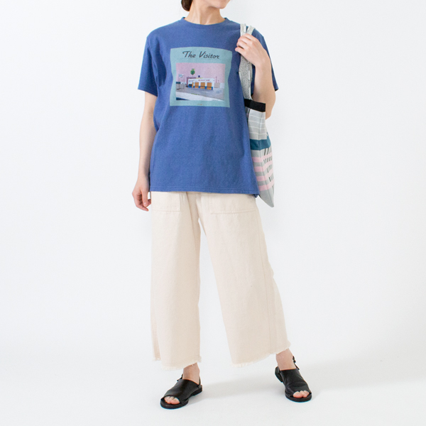 ワイドパンツとあわせてリラックスしたスタイル（delft blue・身長162cm）