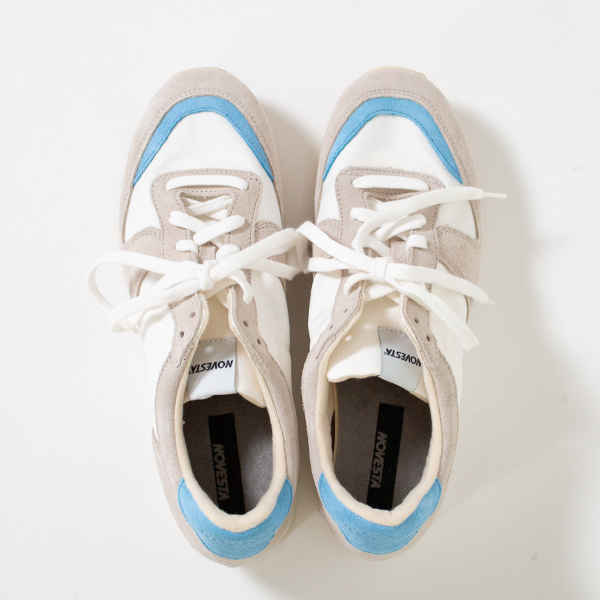 アッパーはポリエステルのほかレザーを組み合わせることで、大人が履いても様になるデザイン。 アッパーはポリエステルのほかレザーを組み合わせることで、大人が履いても様になるデザイン。