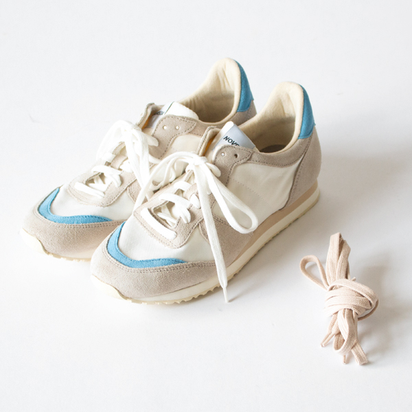 ベージュとホワイト、2本のシューレースがついています。 ベージュとホワイト、2本のシューレースがついています。