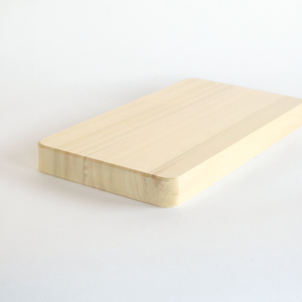 柾目材を特殊接合して作られたまな板です