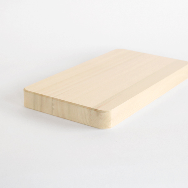 柾目材を特殊接合して作られたまな板です