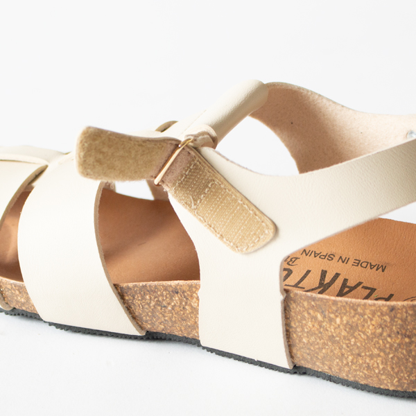 ベルトを外さず脱ぎ履きできます ベルトを外さず脱ぎ履きできます