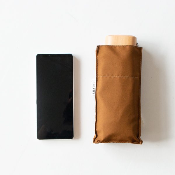 スマホとほぼ同じくらいのコンパクトサイズ(CARAMEL)