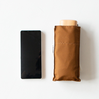 スマホとほぼ同じくらいのコンパクトサイズ(CARAMEL) スマホとほぼ同じくらいのコンパクトサイズ(CARAMEL)