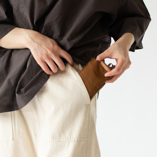 ボトムスのポケットにも入れられるスマートさ(CARAMEL) ボトムスのポケットにも入れられるスマートさ(CARAMEL)