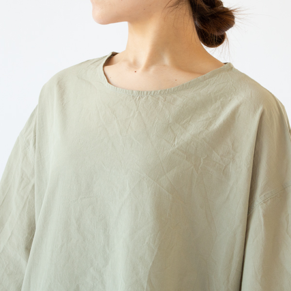 ゆとりある形でリラックスして着られます(KHAKI)