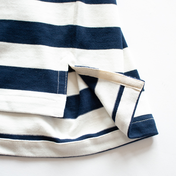 サイドにスリットが入っています(NAVY)