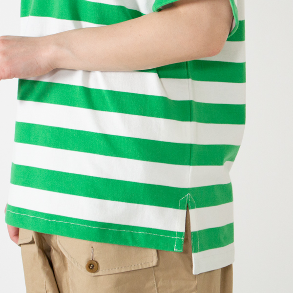 サイドにスリットが入っています(GREEN・身長162cm)