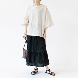 着丈長めのトップスに合わせるとよりリラックスした雰囲気に(身長162cm・BLACK×BLACK) 着丈長めのトップスに合わせるとよりリラックスした雰囲気に(身長162cm・BLACK×BLACK)