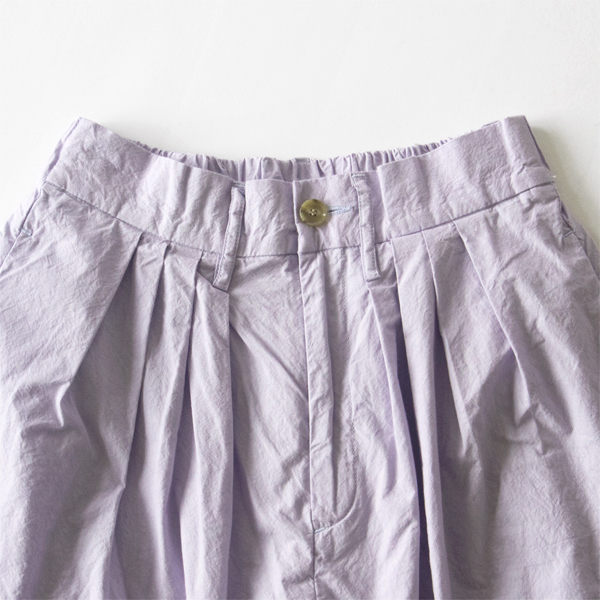 座りジワも気にならず扱いやすいパンツです(PUR)