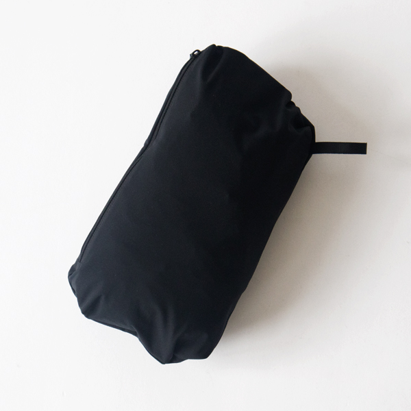 左ポケットを裏返して小さく収納できます(BLACK)