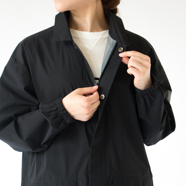 薄くて軽い生地がレインウェアを着ていると思えないほどストレスフリー(BLACK-S)