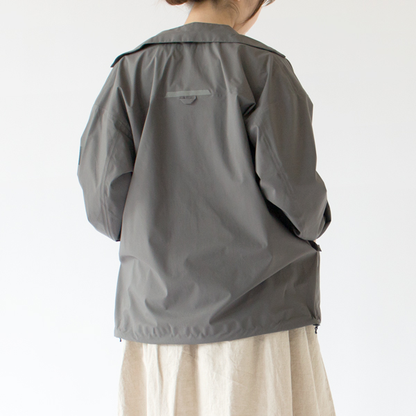 背中のリフレクターがワンポイント(CHARCOAL-S)