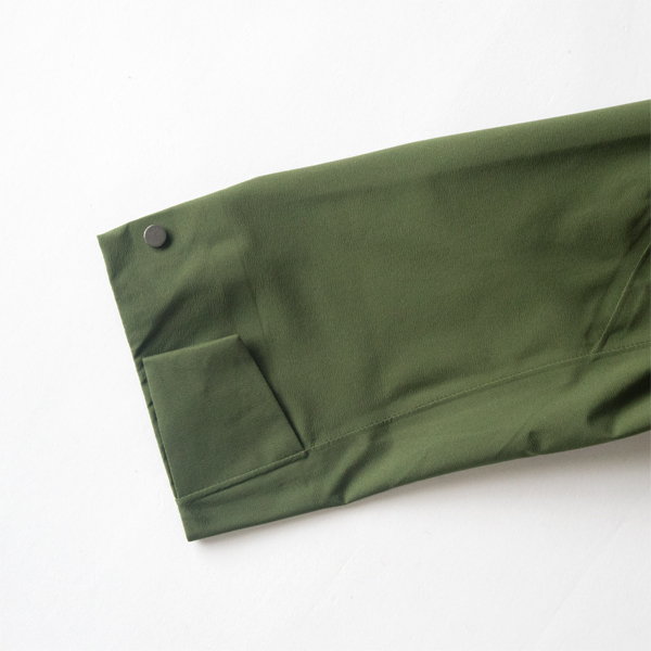 袖口はボタンで調節できます(OLIVE)