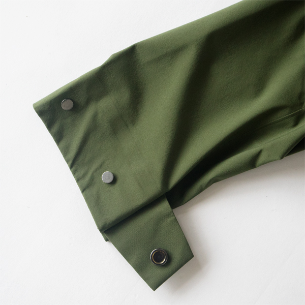 袖口はボタンで調節できます(OLIVE)
