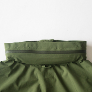 フードを収納したところ(OLIVE) フードを収納したところ(OLIVE)