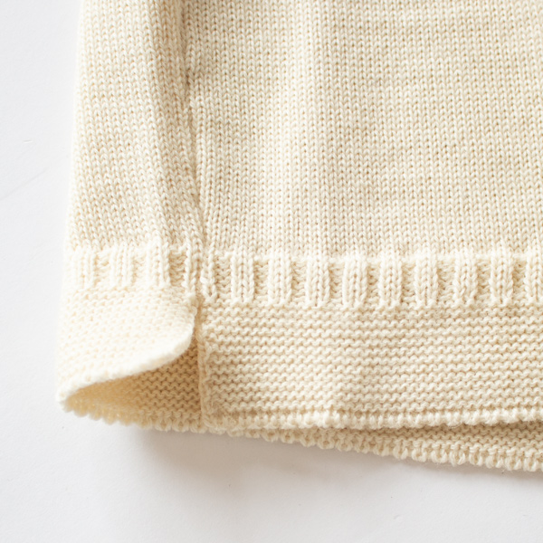 裾にはさりげなくスリット(CREAM)