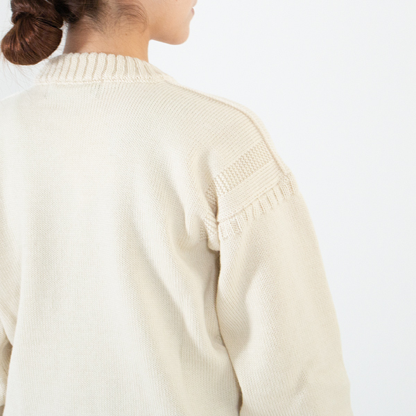 ロープをイメージした、肩まわりの編み模様(CREAM)