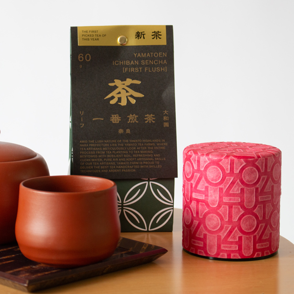 茶缶は春（小）後ろの茶葉は一番煎茶（リーフ）