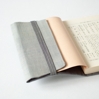 本の厚みによってサイズ変更が可能 (薄灰無地) 本の厚みによってサイズ変更が可能 (薄灰無地)