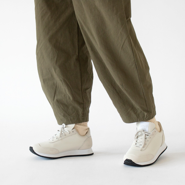 ウエストのタックと裾のダーツで立体的なシルエットに(KHAKI)