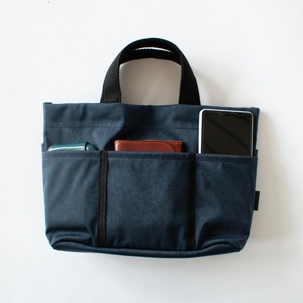 そのまま単体のバッグとしてもお使いいただけます(NAVY BLUE)