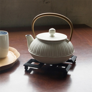 急須（ティーポット）／岩鋳（いわちゅう）｜愛着を持ってずっと使い