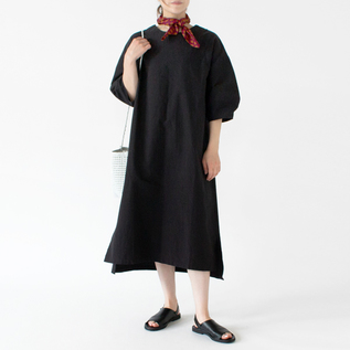 袖がふわりと広がる、女性らしいシルエット(BLACK・身長162cm) 袖がふわりと広がる、女性らしいシルエット(BLACK・身長162cm)
