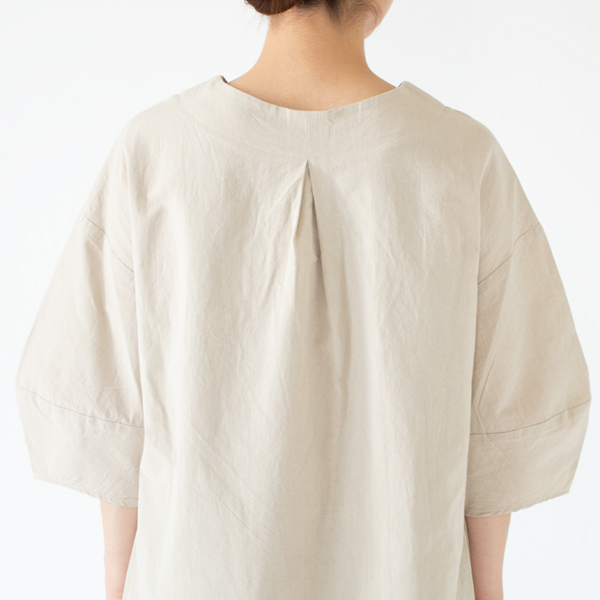 タックを取って動きをつけています(BEIGE)