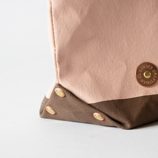 底マチ部分にも真鍮のリベットを使用(SAKURA x DUSTY BROWN) 底マチ部分にも真鍮のリベットを使用(SAKURA x DUSTY BROWN)