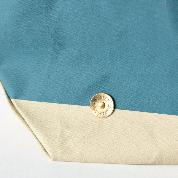 マットな色合いが魅力の別注カラー(GREISH BLUE x CELADON) マットな色合いが魅力の別注カラー(GREISH BLUE x CELADON)