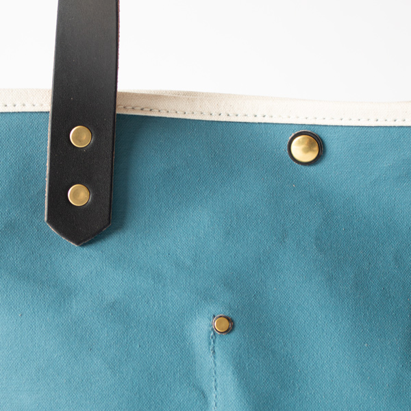 バッグの口はスナップボタンで留められます(GREISH BLUE x CELADON) バッグの口はスナップボタンで留められます(GREISH BLUE x CELADON)